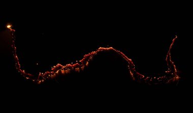 Yanan kağıt, parlayan kağıt kenarı siyah arkaplan üzerinde