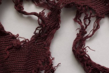 Delikli eski yün kazak