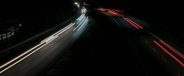 Gece arabaların ışıkları. uzun pozlama, ışık çizgileri