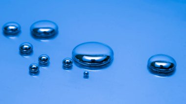 cıva zehirli metal, dökülen cıva damlaları