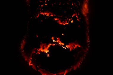 Yanan kağıt, parlayan kağıt kenarı siyah arkaplan üzerinde