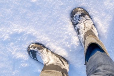 Çorapta bir delik, el işçisinin bacağı.