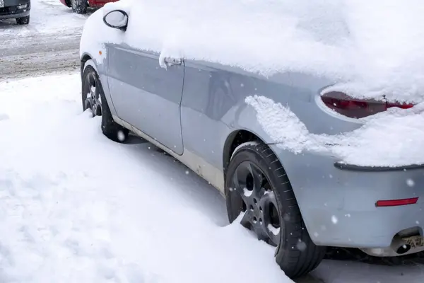 Musim Dingin Kota Jalan Jalan Dan Mobil Ditutupi Dengan Salju Stok Gambar