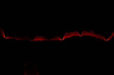 Yanan kağıt, parlayan kağıt kenarı siyah arkaplan üzerinde