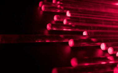 Karanlıkta parlayan optik fiber