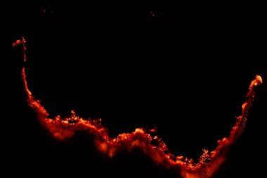 Yanan kağıt, parlayan kağıt kenarı siyah arkaplan üzerinde