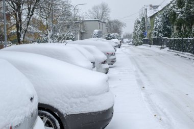 Şehirde kış mevsimi. Sokaklar ve arabalar karla kaplı.