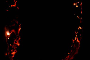 Yanan kağıt, parlayan kağıt kenarı siyah arkaplan üzerinde