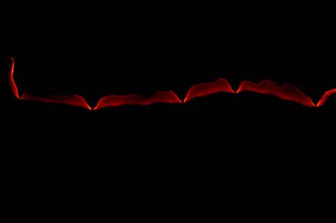 Yanan kağıt, parlayan kağıt kenarı siyah arkaplan üzerinde