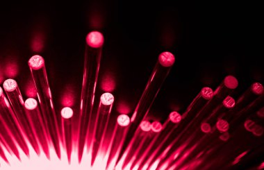 Karanlıkta parlayan optik fiber