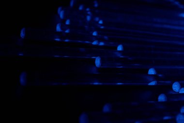 Karanlıkta parlayan optik fiber