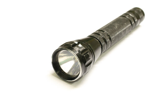 черный металл электрический фонарик на белом фоне