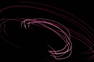 Yolun keskin kıvrımları, gece araba ışıklarının uzun pozları.