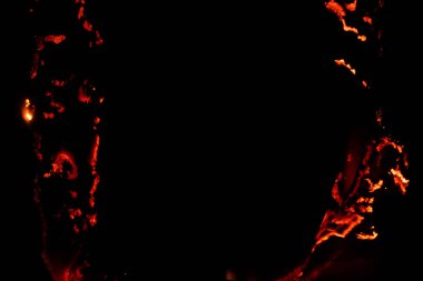 Yanan kağıt, parlayan kağıt kenarı siyah arkaplan üzerinde