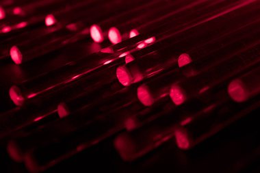 Karanlıkta parlayan optik fiber