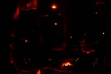 Yanan kağıt, parlayan kağıt kenarı siyah arkaplan üzerinde