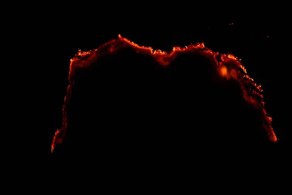 Yanan kağıt, parlayan kağıt kenarı siyah arkaplan üzerinde