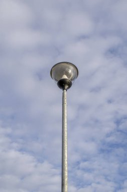 Güneş paneli ile modern sokak aydınlatma direği