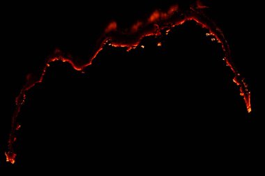 Yanan kağıt, parlayan kağıt kenarı siyah arkaplan üzerinde