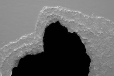 Siyah zemin üzerinde yırtık beyaz bir kağıt tabakasının kenarı, kara delik