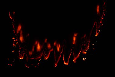 Yanan kağıt, parlayan kağıt kenarı siyah arkaplan üzerinde