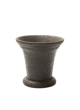 Eski çelik havan topu, kadeh, beyaz arka planda izole edilmiş.