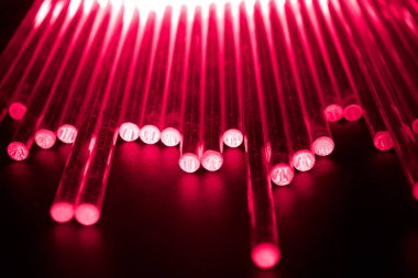 Karanlıkta parlayan optik fiber