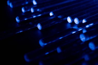 Karanlıkta parlayan optik fiber