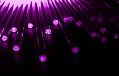 Karanlıkta parlayan optik fiber