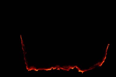 Yanan kağıt, parlayan kağıt kenarı siyah arkaplan üzerinde