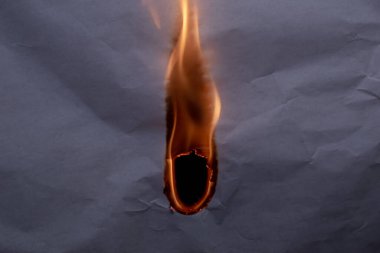 Yanan kağıt, parlayan kağıt kenarı siyah arkaplan üzerinde