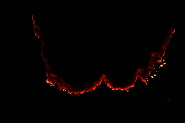 Yanan kağıt, parlayan kağıt kenarı siyah arkaplan üzerinde