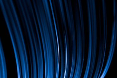 Yanan kağıt, parlayan kağıt kenarı siyah arkaplan üzerinde