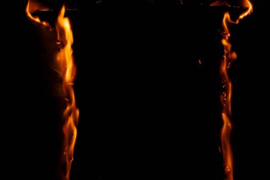 Yanan kağıt, parlayan kağıt kenarı siyah arkaplan üzerinde