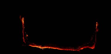 Yanan kağıt, parlayan kağıt kenarı siyah arkaplan üzerinde