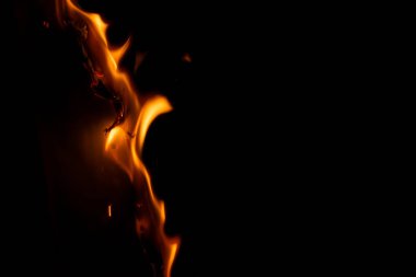 Yanan kağıt, parlayan kağıt kenarı siyah arkaplan üzerinde