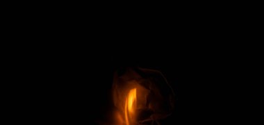 Yanan kağıt, parlayan kağıt kenarı siyah arkaplan üzerinde