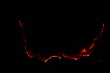 Yanan kağıt, parlayan kağıt kenarı siyah arkaplan üzerinde