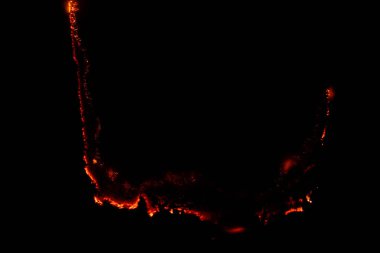 Yanan kağıt, parlayan kağıt kenarı siyah arkaplan üzerinde