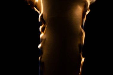 Yanan kağıt, parlayan kağıt kenarı siyah arkaplan üzerinde