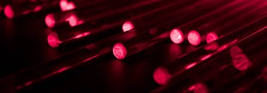 Karanlıkta parlayan optik fiber