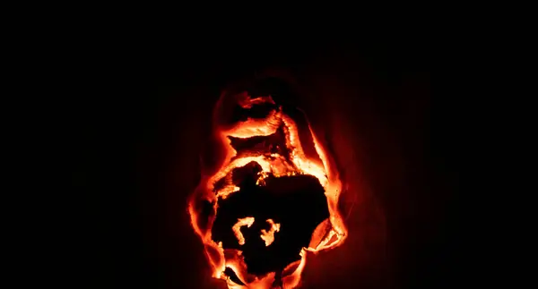 Yanan kağıt, parlayan kağıt kenarı siyah arkaplan üzerinde