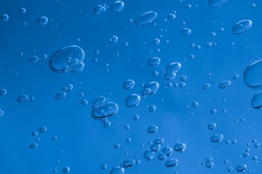 Sudaki hava kabarcıkları. koyu alan arkaplanı