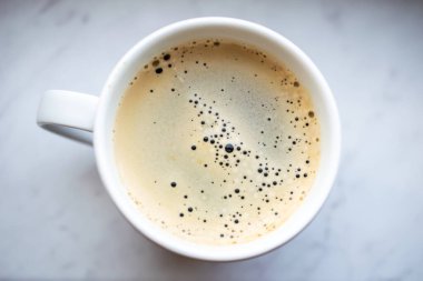 Beyaz arkaplanda hazır kahve