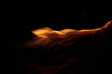 Yanan kağıt, parlayan kağıt kenarı siyah arkaplan üzerinde