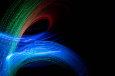 Karanlıktaki ışık çizgileri