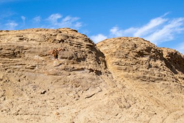 Gökyüzüne karşı sarı kum tepeleri