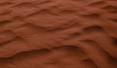 Rüzgar tarafından dalgalanan çöl kumları.