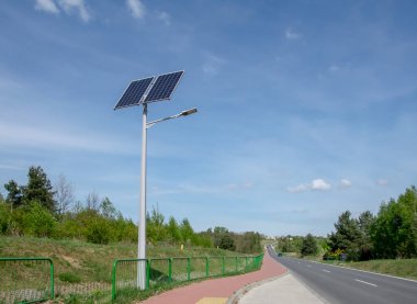 Güneş fotovoltaik paneli ile modern sokak aydınlatma alanı