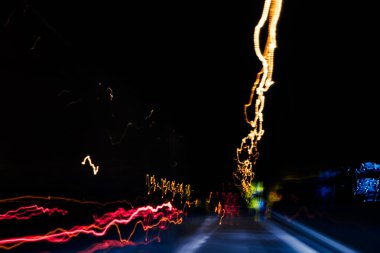 Güneşli bir bahar gününde Rogoznik Gölü